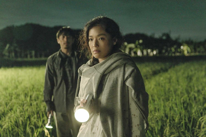 舒淇(右)為了真實詮釋角色,不僅素顏入戲、深入農村生活,更苦練嶺南粵語,左為男主角白客。(圖/采昌提供)