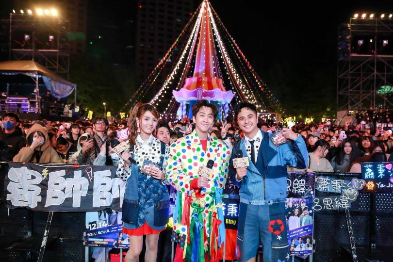 曾子余(右起)、陳漢典及朵拉全程炒熱現場氣氛,陪伴觀眾度過巨星耶誕演唱會。(圖/TVBS提供)