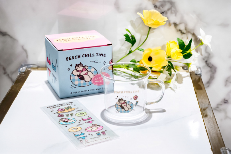 PEACH JOHN台中勤美店單筆消費滿2,800元,贈送黑白小姐聯名「玻璃杯&轉印貼紙」1組,數量有限、送完為止。(圖/品牌提供)
