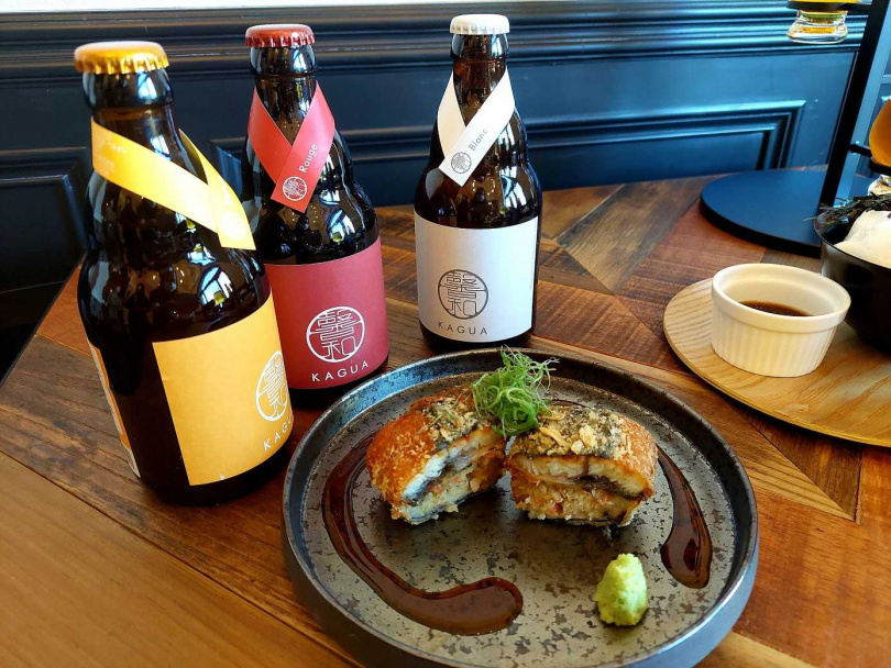 「馨和紅啤酒」（後中）的山椒風味，為「鰻魚可樂餅」（210元）帶出日式風情。（圖／魏妤靜攝）