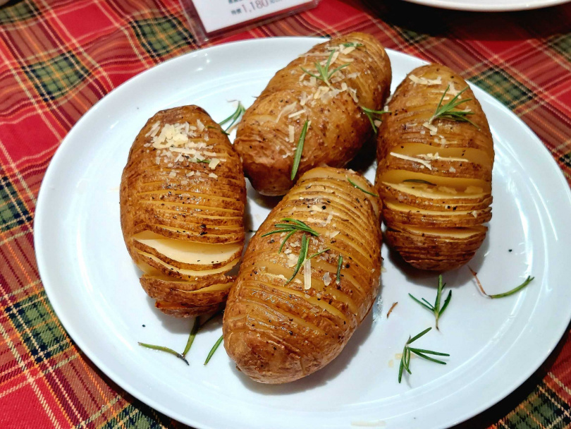 「風琴馬鈴薯」也是搭配烤雞推出的佳餚。