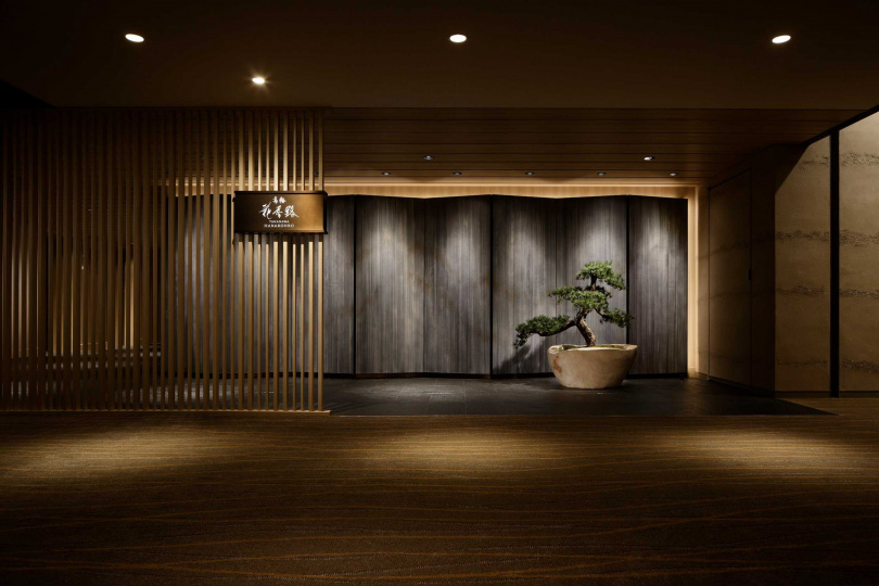 為了讓旅客感受正宗日式旅館氛圍，飯店特別為「高輪花香路」設計專用入口，其低調奢華的設計像是結界般地遮斷都會鬧區的吵雜。（圖片來源：ⒸPRINCE HOTELS,INC.）