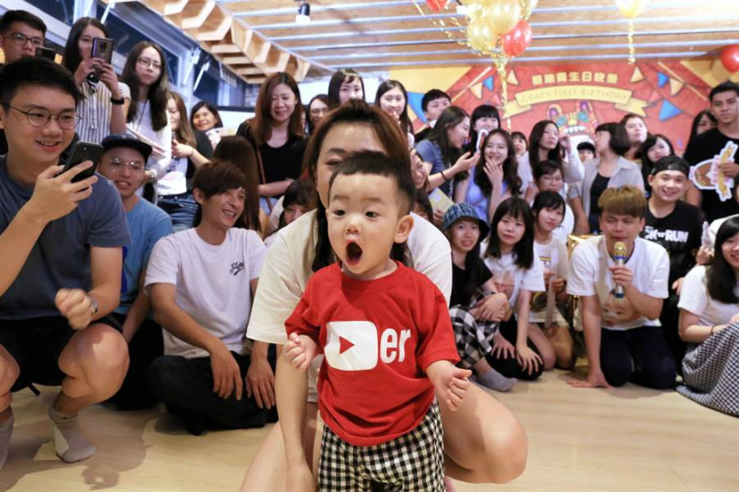 蔡桃貴的1歲生日抓周派對吸引近40位粉絲參與。（圖／翻攝自蔡阿嘎臉書）
