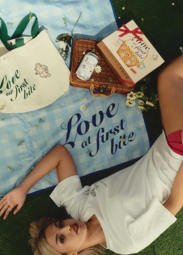 ▲「Love at FirstBite 聯名野餐組」6月1日晚間21:00起於雙品牌官方網站開賣，消費滿額再贈獨家設計野餐墊。