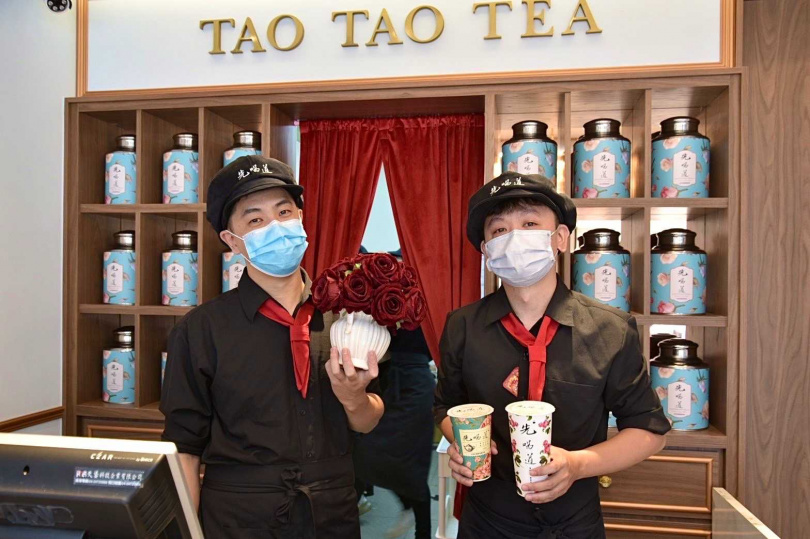 先喝道以「台灣四季春茶王」做基底茶，此茶來自台灣南投鹿谷及竹山茶園的四季春茶。