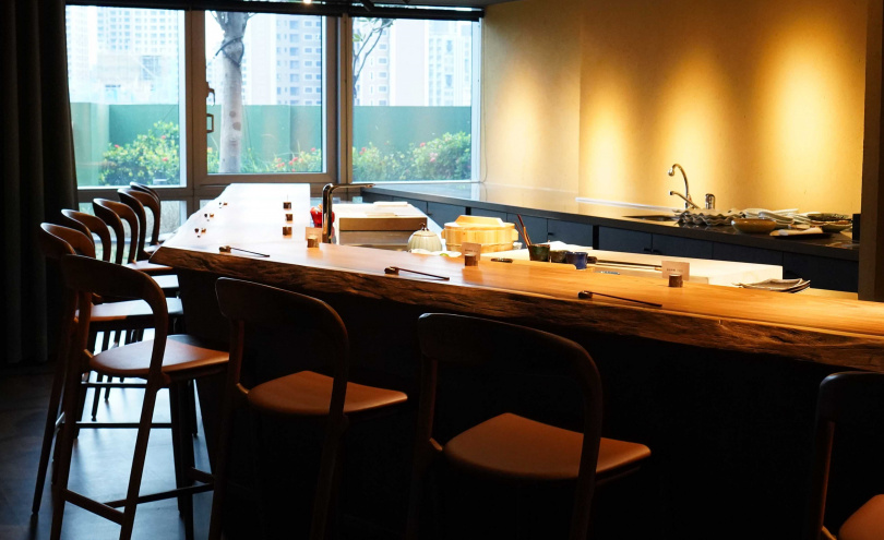 壽司板前桌板特別運用V字型設計，以便料理長在左右視線最大可及處，照料到每位客人的用餐需求。（圖／魏妤靜攝）