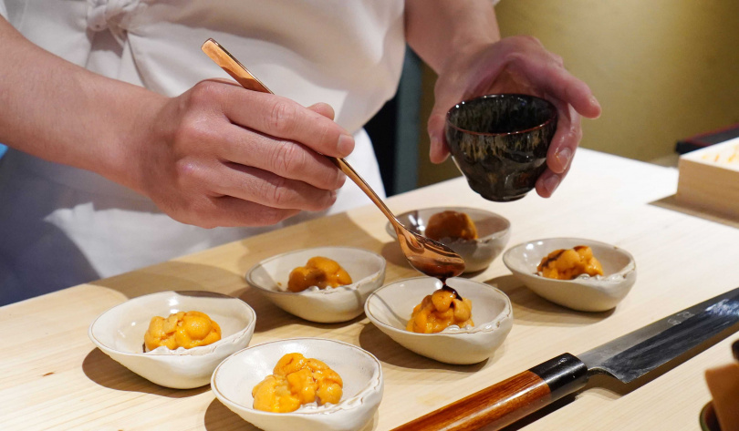 在餐期末段送上的「海膽」是來自北海道的馬糞海膽，以秋日和特製昆布醬替代一般海苔提升美味。（圖／魏妤靜攝）