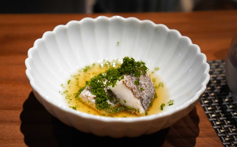 「油封白帶魚」淋上以鰹魚、日高昆布與小魚乾做的經典高湯，滋味鮮美。（圖／魏妤靜攝）