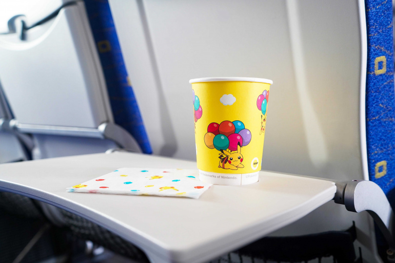 機艙內和寶可夢相關的周邊包括專門設計的皮卡丘彩繪機主題紙杯。