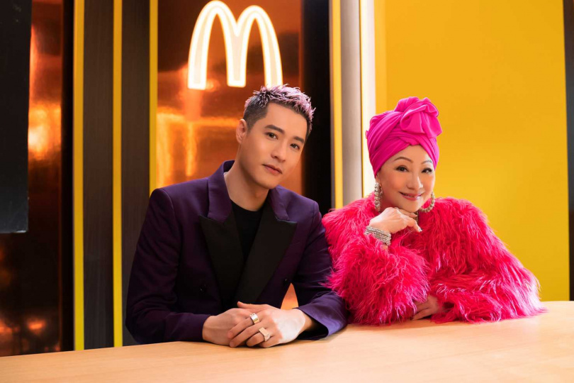 這次全台「最潮流母子檔巨星」周湯豪和比莉姐合體，為台灣麥當勞代言最新推出的「1+1星級點」一口氣拍攝三支廣告。