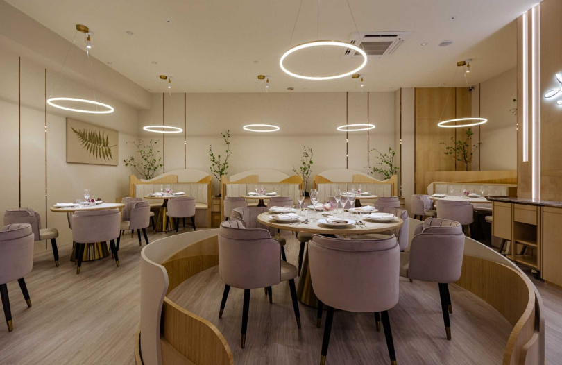 餐廳空間載入「海潮與島國之間」的設計概念，運用竹子與蚵殼粉末作為主要牆面材質，並以圓弧層疊呈現海潮意象。