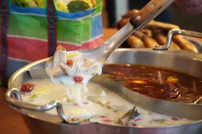 貢鍋共鍋除了將傳統客家在地食材融入火鍋，更把你想不到的客家料理變成火鍋湯底。