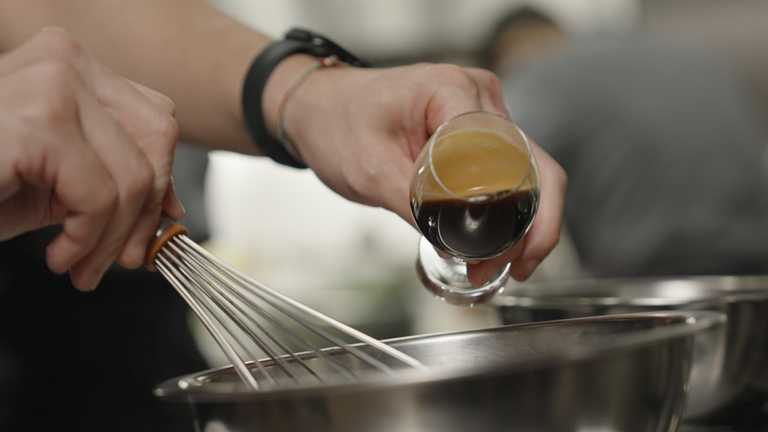 本次J L Studio以米其林星級餐廳限定咖啡─「Nespresso珍稀秘境系列-尼泊爾藍榮城咖啡」入菜，以不同萃取方式製成餐點靈魂之一的兩款風味醬汁。