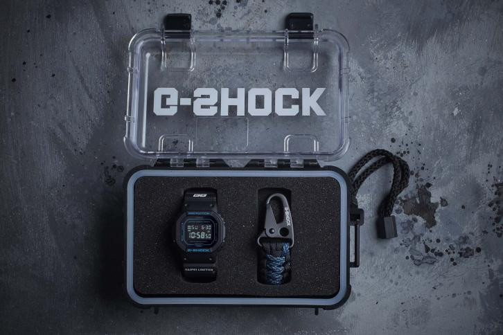 G-SHOT STORE, TAIPEI 五周年限定錶組，除了手錶，還有專屬的透明防水收藏盒及呼應錶款設計的傘繩鑰匙圈。（圖／卡西歐提供）