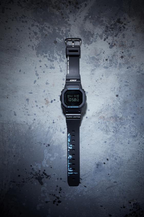 G-SHOCK STORE, TAIPEI 五周年限定版（型號DW-5600BBMGT5，定價4,500元），錶帶上用藍色數位迷彩勾勒出台北天際線。（圖／卡西歐提供）