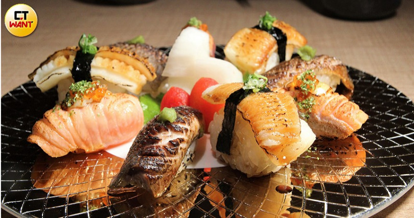 隨季節調整海鮮食材的「炙燒握壽司」（380元／8貫）。（圖／官其蓁攝）