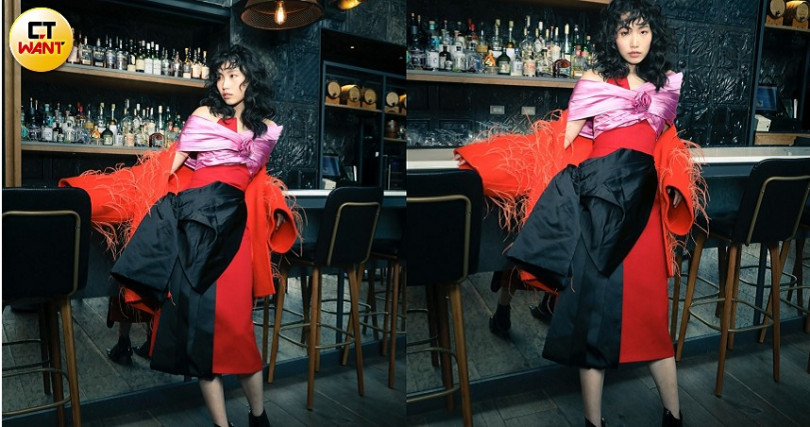 PRADA Colour-Blocking Dress 洋裝 ／價格未定、VALENTINO Feather Embroidery Couture Drap Coat 外套／約360,490元。（圖／戴世平攝）