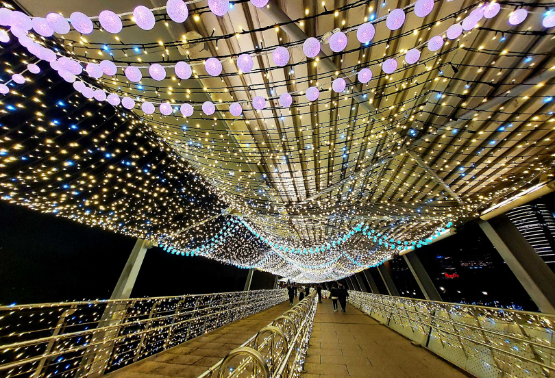 走過板橋車站天橋可見「繁星光廊」。