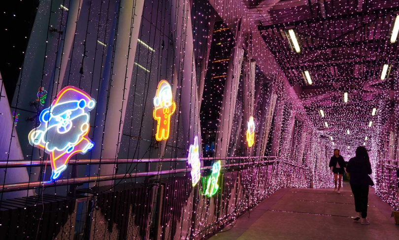 位於麗寶天橋－縣民大道上的「瑰麗光廊」，以玫瑰金粉燈串結合有霓虹效果的桑塔熊與他的好友們。