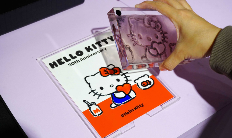 可以透過不同印章分次壓印顏色，然後帶走一張HELLO KITTY疊色手作收藏小卡。