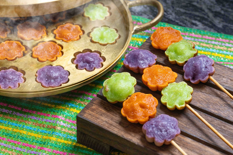 定點出爐的「泰式嘟嘟糕」，三種口味依序為綠色香蘭葉、紫色紫薯和橘色泰奶。（圖／晶華酒店集團提供）