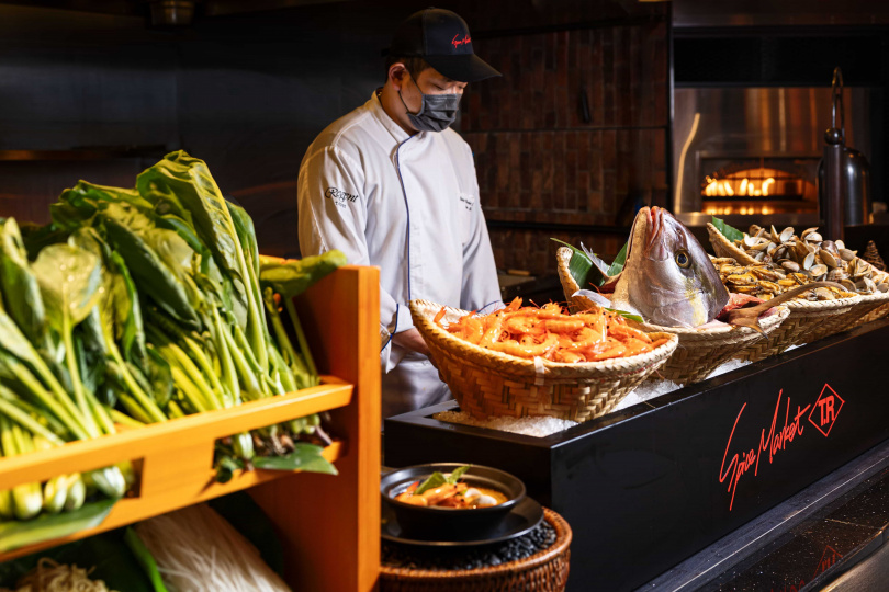 「招牌泰式海鮮湯」以每日漁港直送的新鮮漁獲烹煮而成。（圖／晶華酒店集團提供）