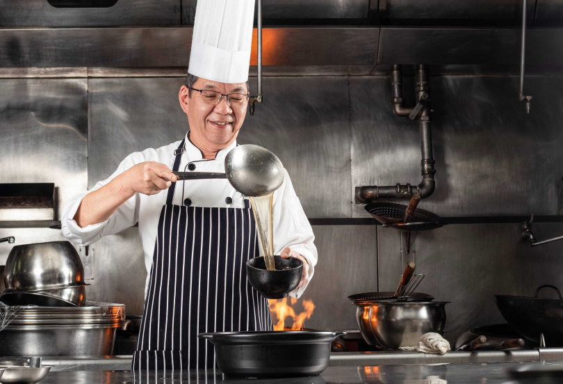 由主廚袁東海重新演繹4道「港式經典煲湯」，讓你在每一口湯中品嚐到最佳的滋補滋味，在這個春天也能綻放健康氣色！