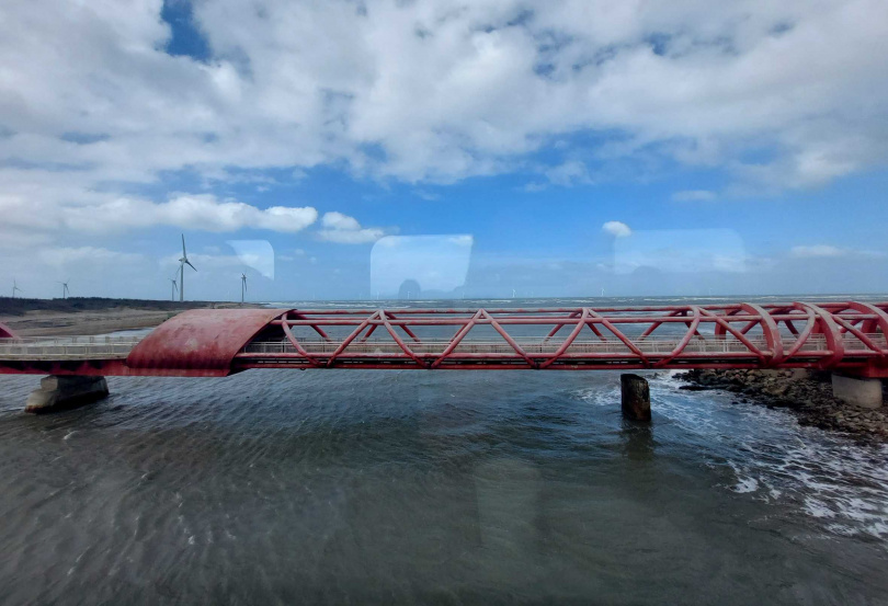 海風號標榜在西部海線間行駛，圖為透過車窗拍攝苗栗後龍西湖濕地景色。