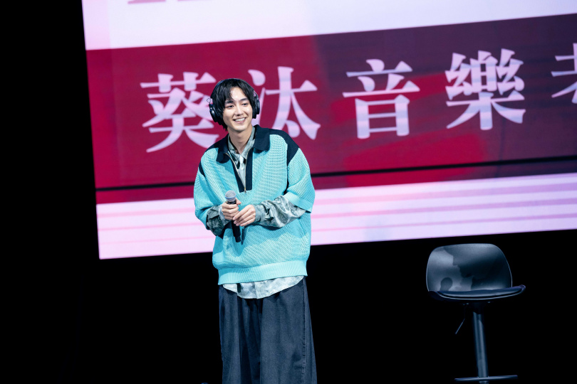 駒木根葵汰上週六在台舉辦見面會,同時他也抓緊時間感受台北魅力,對義美小泡芙更是一試成主顧。(圖/華貴娛樂提供)