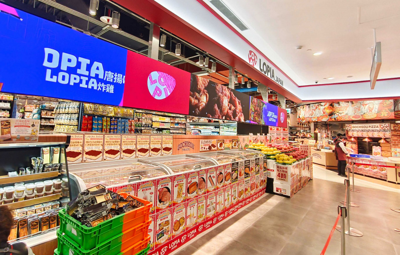 LOPIA超市台北首店佔地150坪,販售多種來自日本的水果與現場煎肉、販售熟食等服務。(圖/魏妤靜攝)