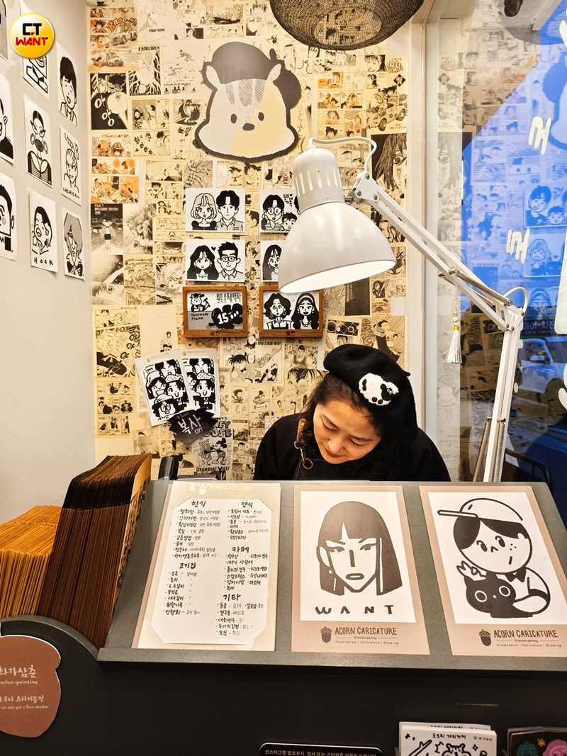 遊客在 Uncles Painting畫一幅可愛風格的似顏繪只要7,000韓元。(圖/魏妤靜攝)