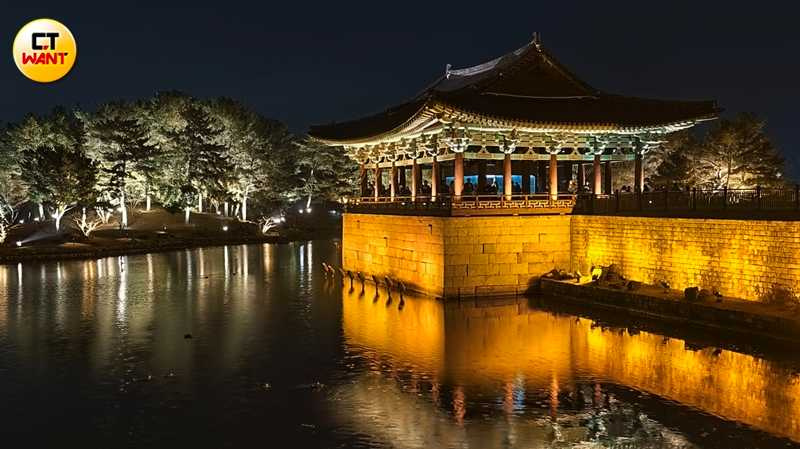 「東宮與月池」曾是著名韓劇《宮》的拍攝地點,大家總會在此拍攝建築在水池形成的倒影。(圖/魏妤靜攝)