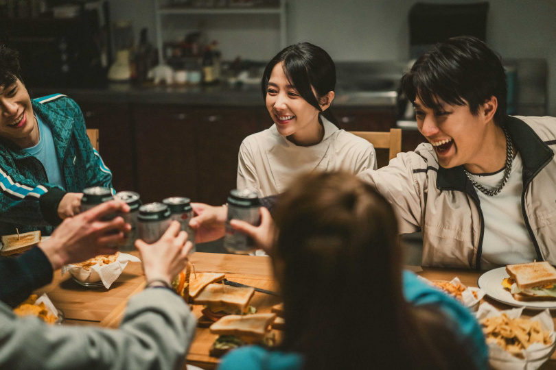 《啵me之我的青春住了鬼》邵雨薇和「青春五人幫」一起共度溫馨的劇場時光。（圖／風暴國際提供）