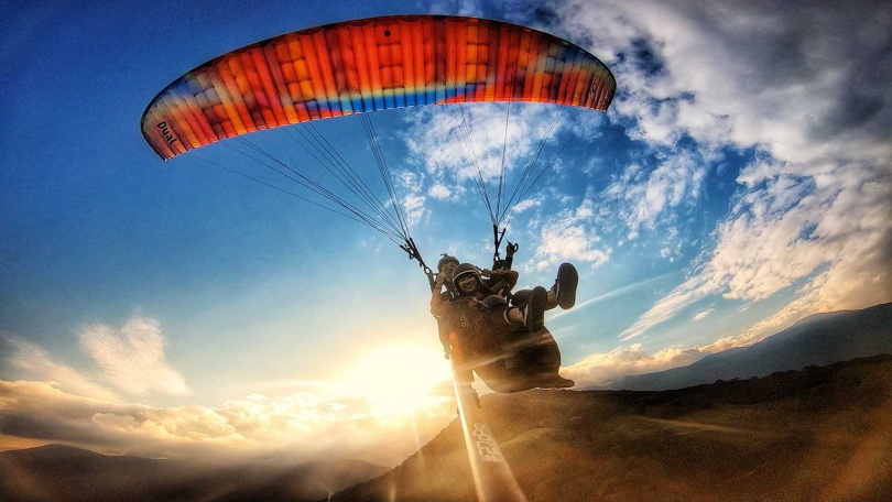 前往花蓮體驗滑翔傘，以雄鷹的視角俯瞰花東縱谷。（圖／KLOOK提供）