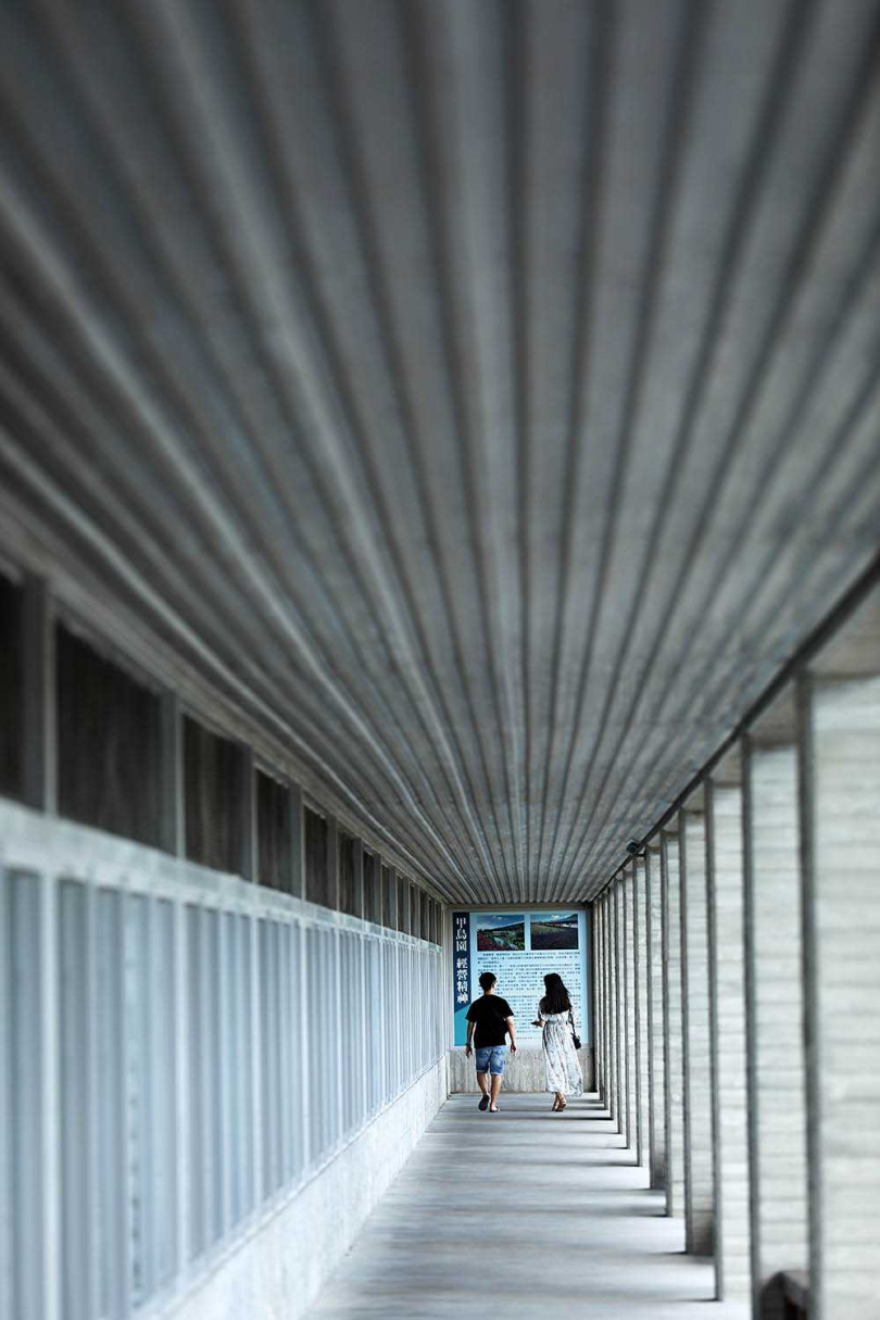 日式清水模的現代感建築，讓人很難想像「甲鳥園」的前身是已經營60多年的傳統鴨舍。（圖／于魯光攝）