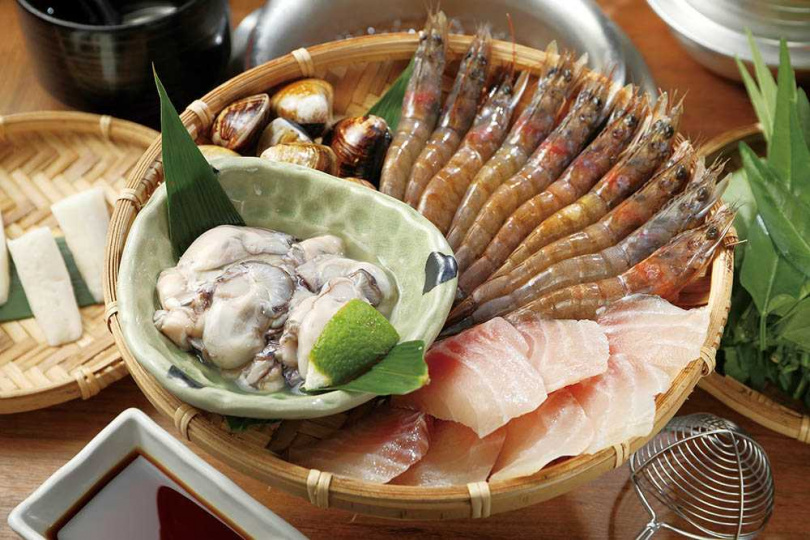 「綜合海鮮」能一次大啖東石蚵、宜蘭蛤、進口白蝦等種類豐富的海產。（500元）（圖／于魯光攝）