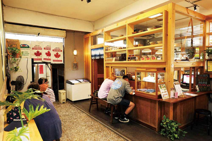 「飛魚食染冬山店」大量採用木製櫥櫃，重現兒時回憶。（圖／于魯光攝）