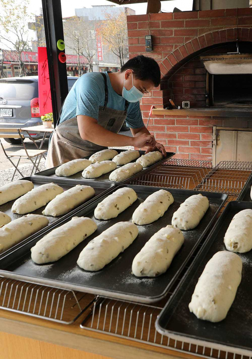 麵包師傅得幫麵包做最後整形才能送進窯，每天僅能烤出2百個左右的麵包。（圖／于魯光攝）