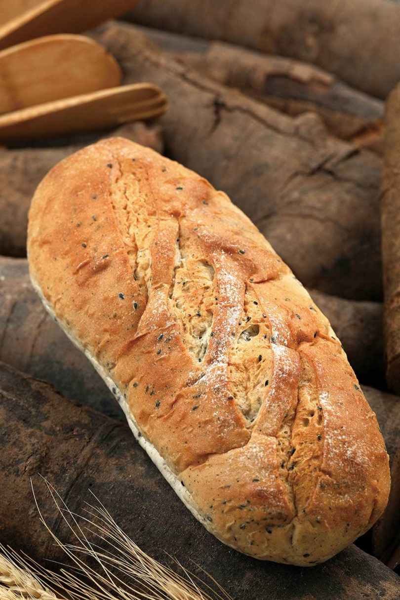 「蜂蜜黑芝麻麵包」將芝麻粒與芝麻醬都加進麵糰中，還有純正龍眼蜜增添香氣。（200元）（圖／于魯光攝）
