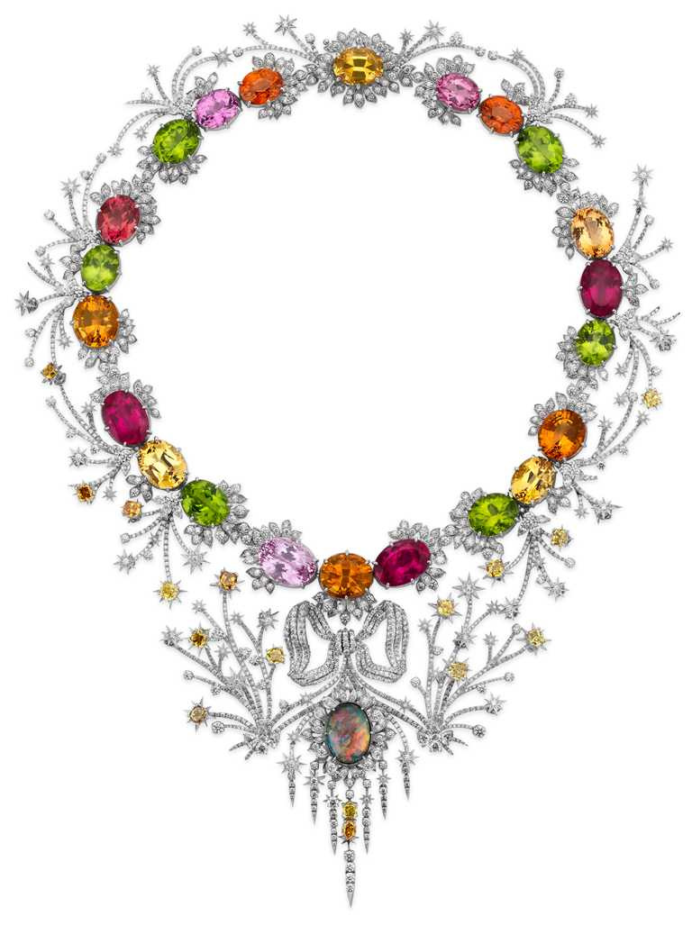 GUCCI「Hortus Deliciarum歡愉花園」系列高級珠寶，白金鑲鑽彩寶項鍊。（圖╱GUCCI提供）