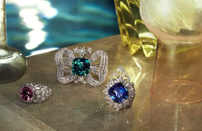 （由左至右）GUCCI「Hortus Deliciarum歡愉花園」系列高級珠寶，紅碧璽白金鑲鑽雙指戒指、帕拉伊巴碧璽白金鑲鑽蝴蝶結造型吊墜、藍寶石白金鑲鑽戒指。（圖╱GUCCI提供）