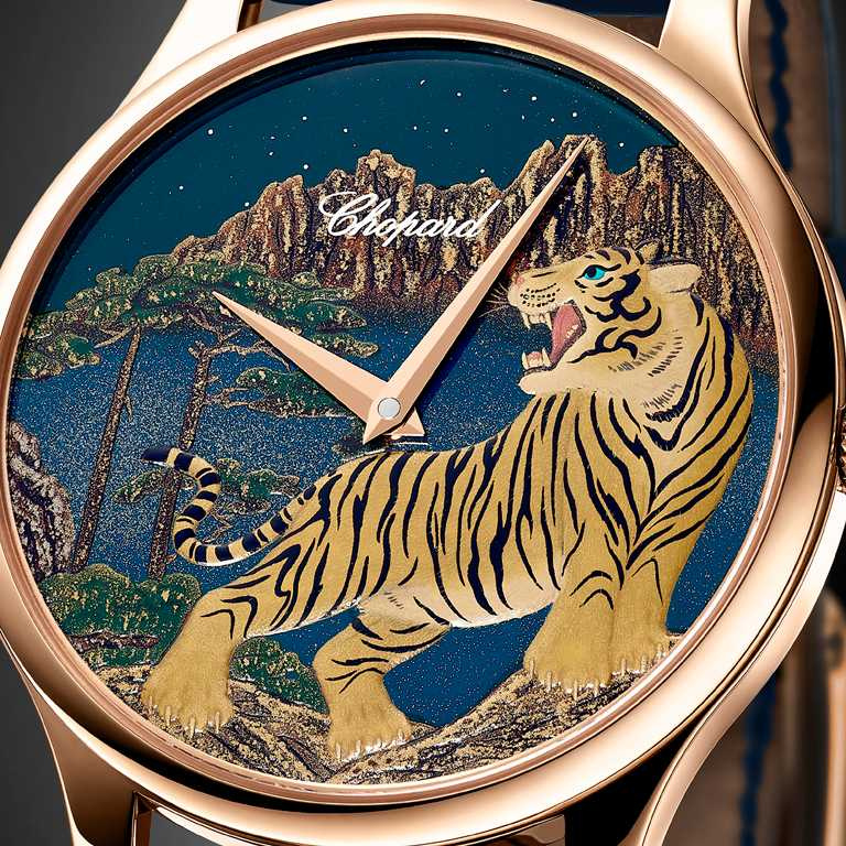Chopard「L.U.C XP虎年蒔繪」腕錶，錶盤由具有百年歷史的日本山田平安堂工坊手工製作，搭配鍍金太子妃尖劍型時針及分針。（圖╱Chopard提供）