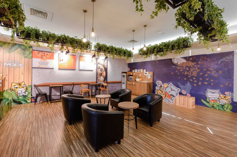 華齡店小沙發客休區給予顧客舒適體驗，並享受inLove Café每一杯咖啡時光。