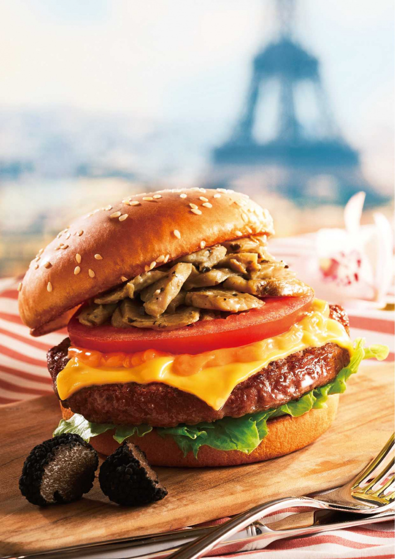 Q Burger「世界風味賞飽足感100_的「松露蕈菇厚牛堡」多種美味交織在唇齒之間，完全是令人愛不釋手的飽足美味！