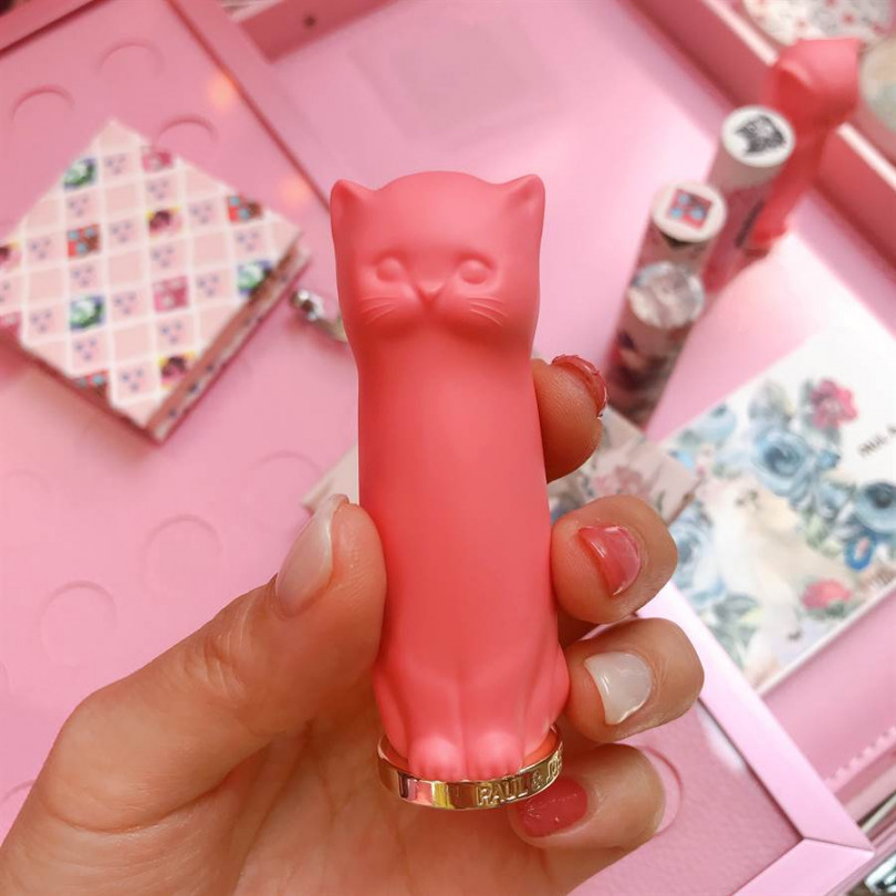 PAUL & JOE 粉紅貓咪限量唇膏盒，據密報，只有限量1000支，即日起即可預購，8月1日正式上市，2018年有買過小白貓的人，今年還有預購優先權，要搶要快! NT470。