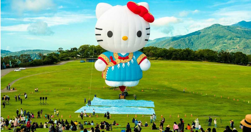 穿著布農族傳統服飾的HELLO KITTY熱氣球去年首度登場後大受歡迎，今年仍將現身。（資料照，圖／取自臺灣國際熱氣球嘉年華粉絲頁）