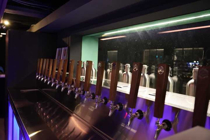 店內酒單皆以手寫的方式呈現，吧台上一共有16支酒頭，提供客人多樣化的啤酒選擇。