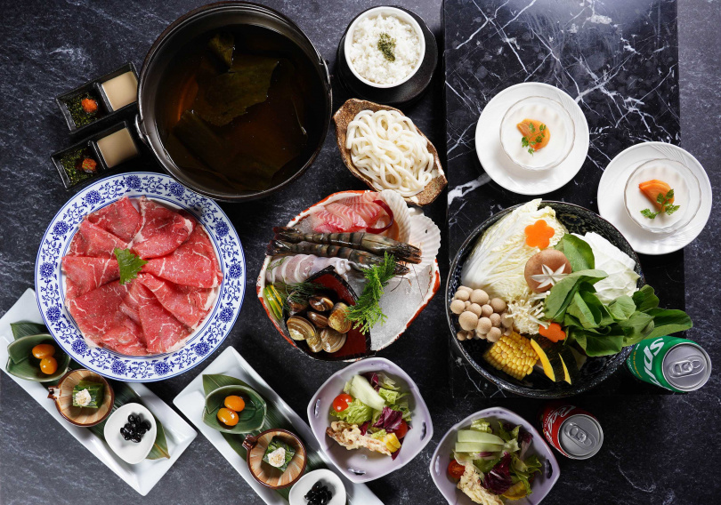 持券除了可享用菜色豐富的星亞自助餐廳吃到飽、柳町日本料理餐廳全新推出的頂級雙人鍋物套餐與精緻懷石料理。