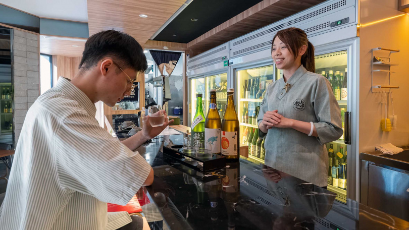 店長佳瑩（右）本身是日本酒唎酒師，會依據客人偏好風味建議品飲酒款。（圖／焦正德攝)