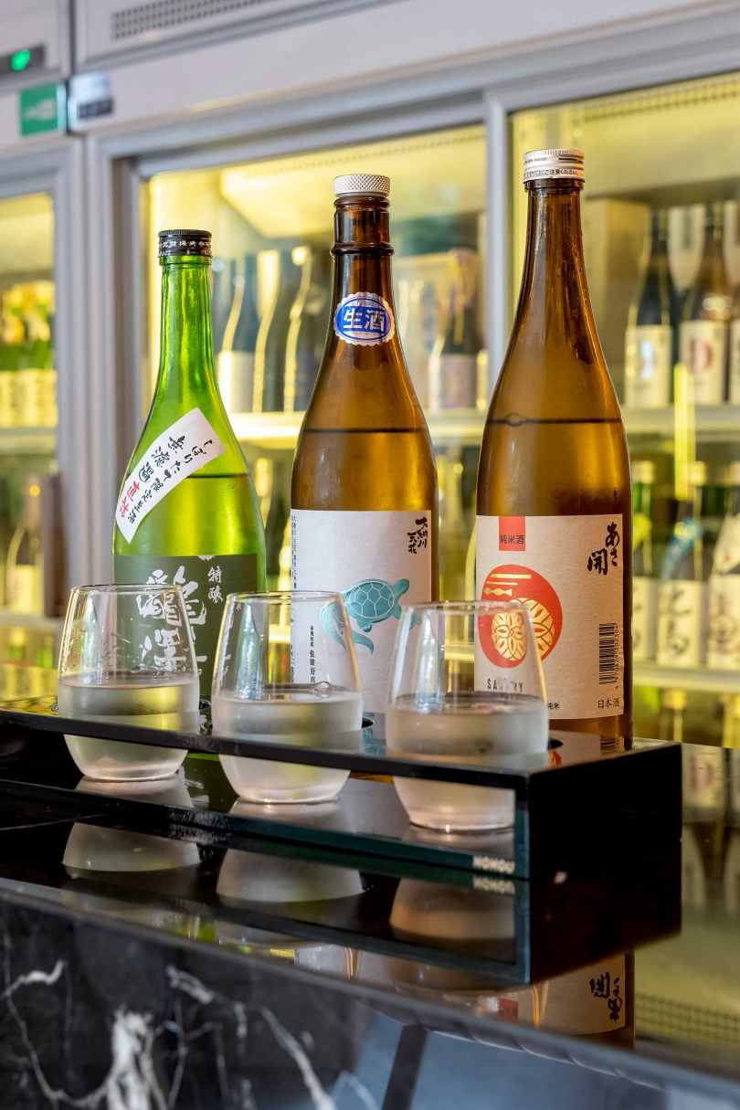 「日本酒精選套酒」左起為「瀧澤特釀」、「大納川 天花 龜之尾」、「藏埠頭COLOR純米酒」。（1,000元，套酒品項依現場而定，圖／焦正德攝)